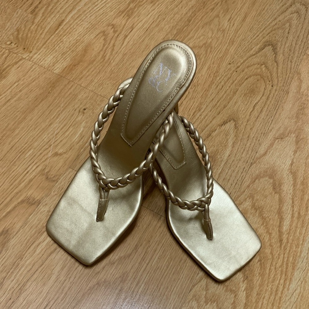 NWT New York & Company 
Metallic Gold Thong Sandal Heels
Size 7.5